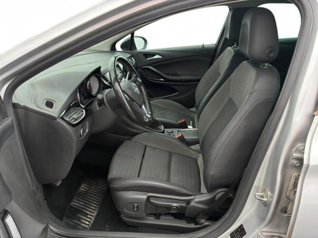 Opel Astra Sports Tourer image 4