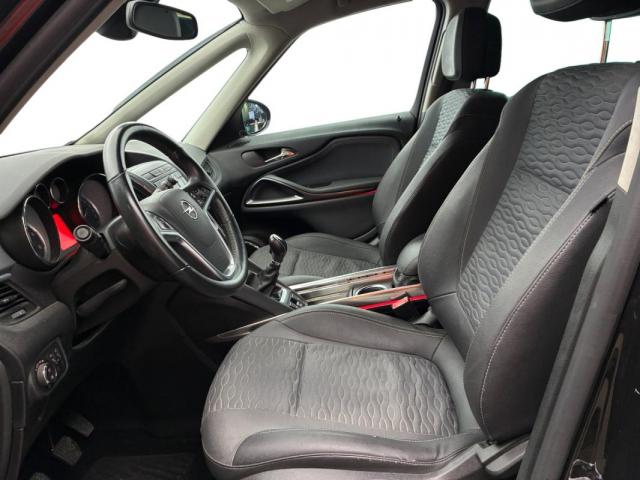 Opel Zafira Tourer image 2