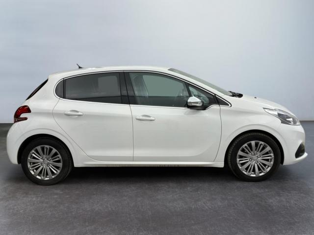 Peugeot 208 image 1