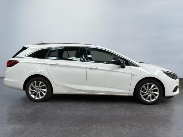 Opel Astra Sports Tourer image 2