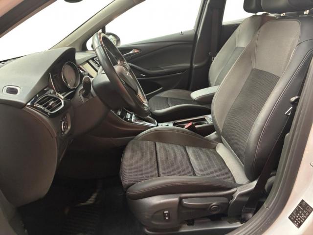 Opel Astra Sports Tourer image 3