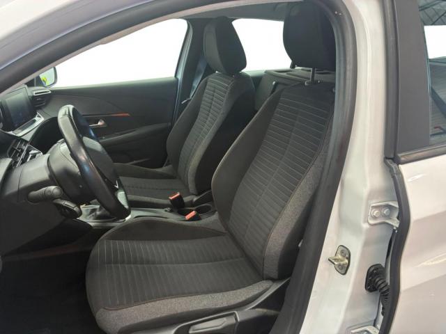 Peugeot 208 image 9