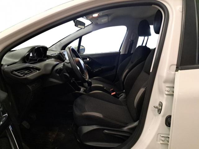 Peugeot 208 image 8