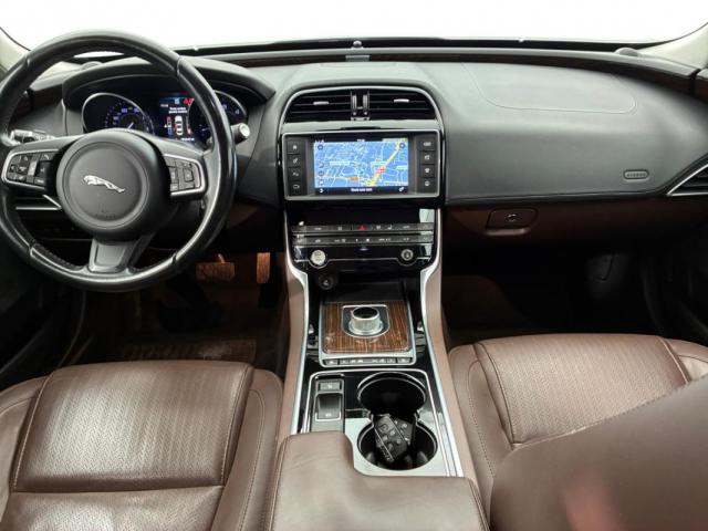 Jaguar Xe image 3