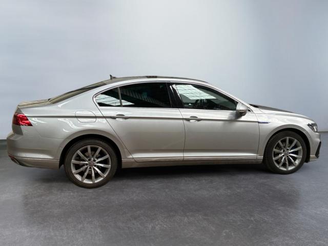 Volkswagen Passat image 9