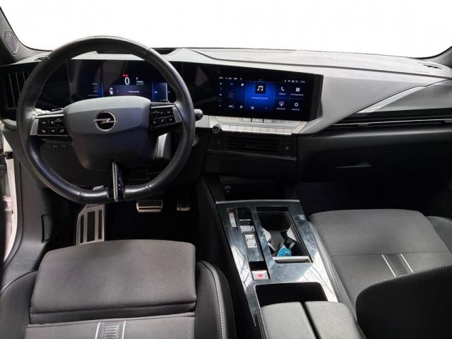 Opel Astra Sports Tourer image 1