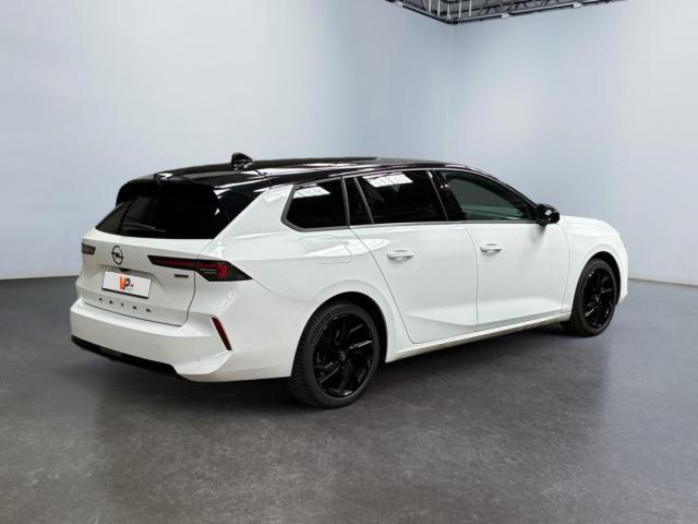 Opel Astra Sports Tourer image 3