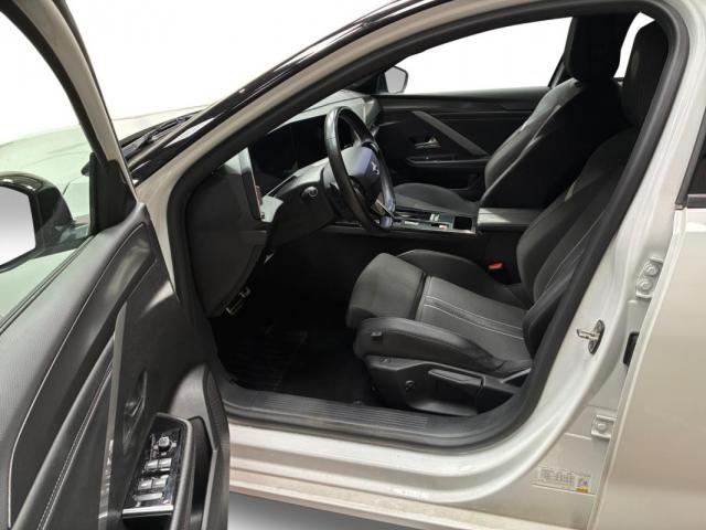 Opel Astra Sports Tourer image 2