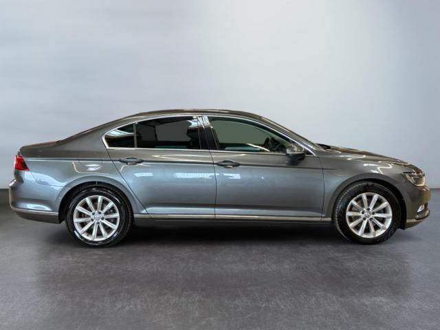 Volkswagen Passat image 9