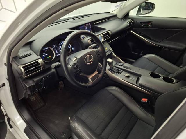 Lexus Is image 5