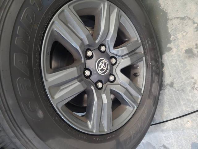 Toyota Hilux image 8