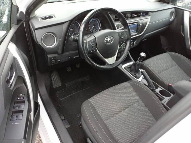 Toyota Auris image 2
