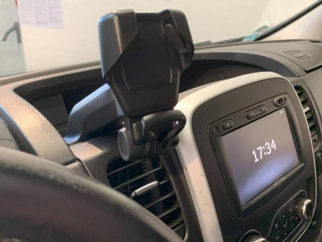 Nissan Nv300 image 2