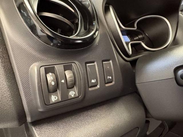 Nissan Nv300 image 6