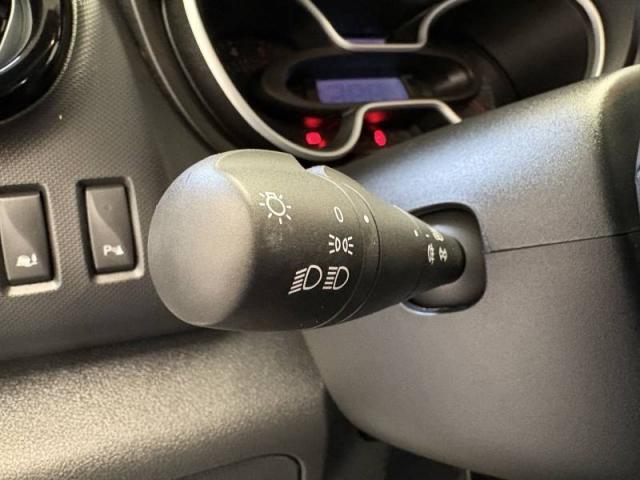 Nissan Nv300 image 9