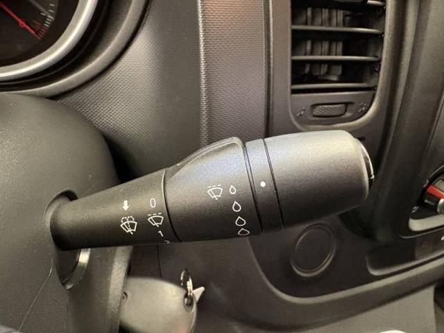 Nissan Nv300 image 7