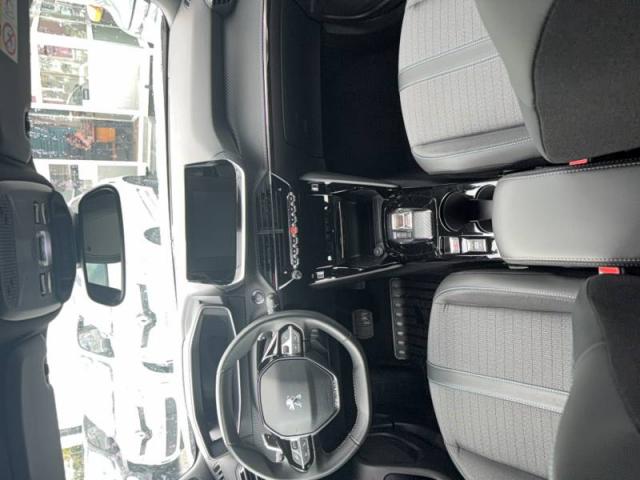 Peugeot 2008 image 2