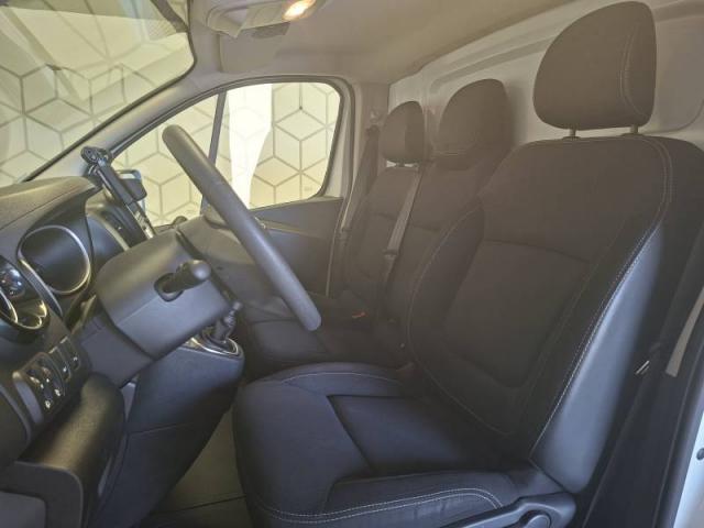 Nissan Nv300 image 9