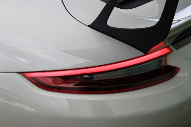 Porsche 911 image 9