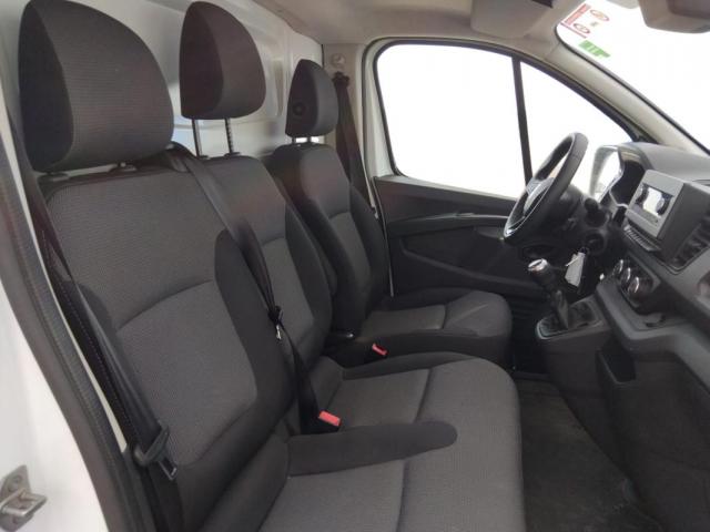 Renault Trafic image 2