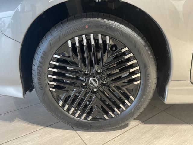 Nissan Leaf image 2