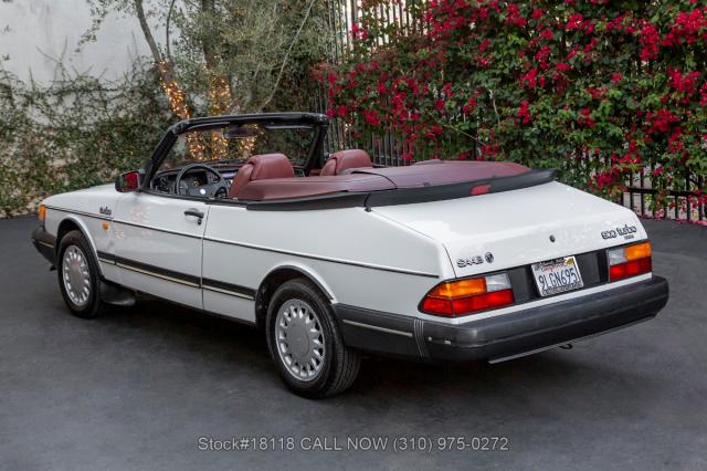 Saab 900 image 2
