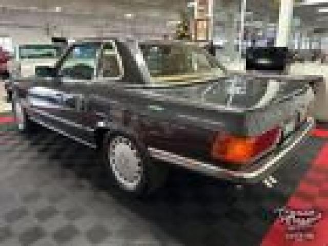 Mercedes Benz 560 image 2