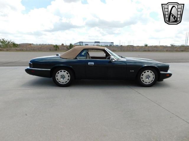 Jaguar Xjs image 1