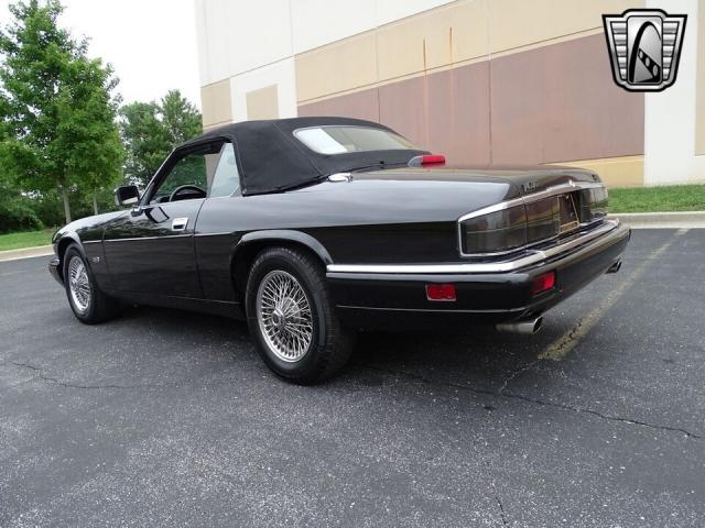 Jaguar Xjs image 2