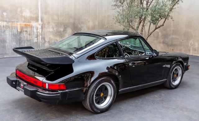 Porsche 911 image 2