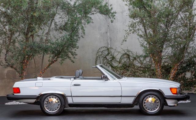 Mercedes Benz 560 image 1