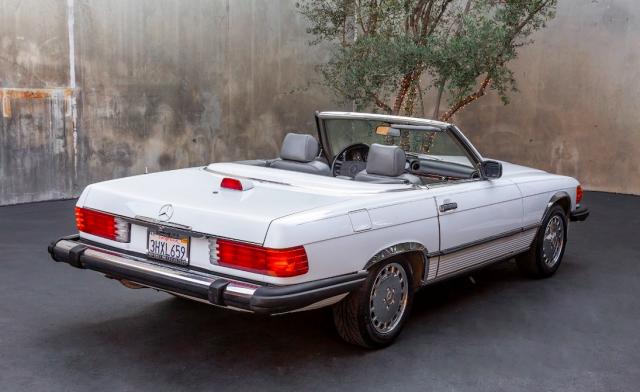Mercedes Benz 560 image 4
