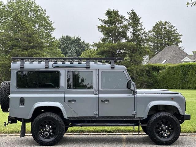 Land Rover Defender image 4