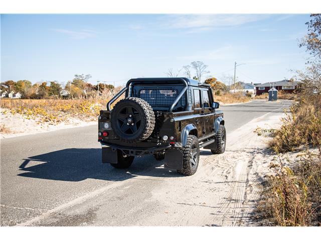 Land Rover Defender image 4