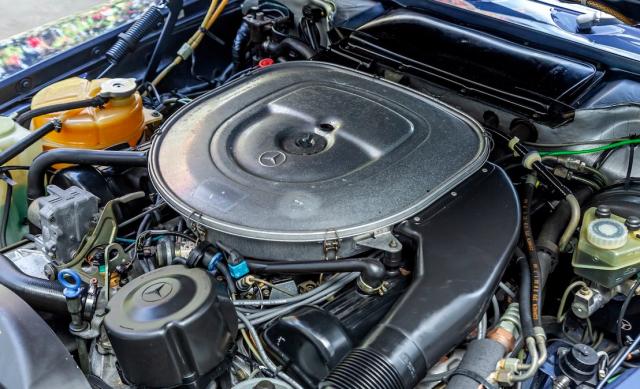 Mercedes Benz 560 image 1