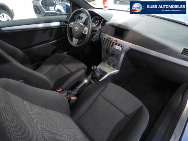 Opel Astra Gtc image 2