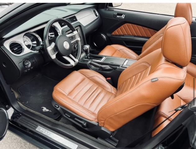 Ford Mustang Convertible image 1