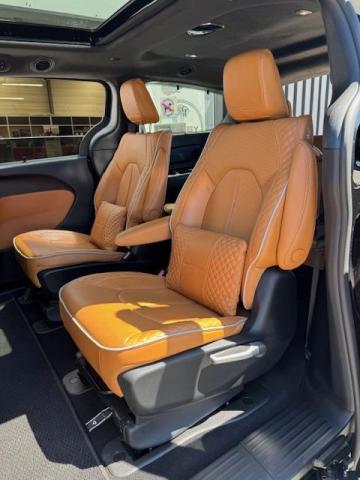 Chrysler Pacifica image 2