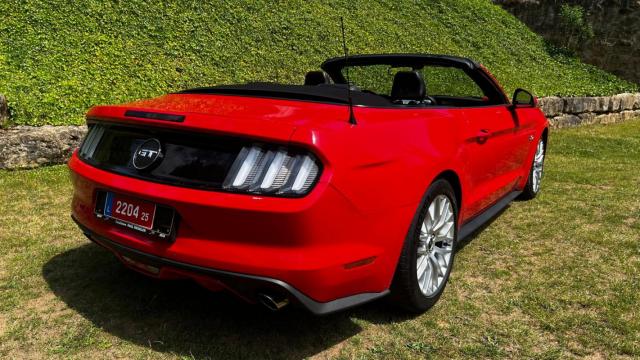 Ford Mustang Convertible image 1