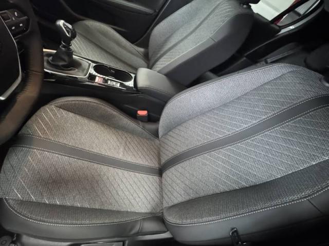 Peugeot 208 image 8
