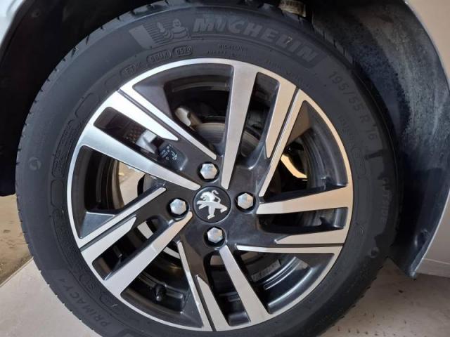 Peugeot 208 image 1