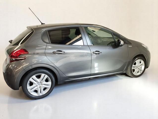 Peugeot 208 image 2