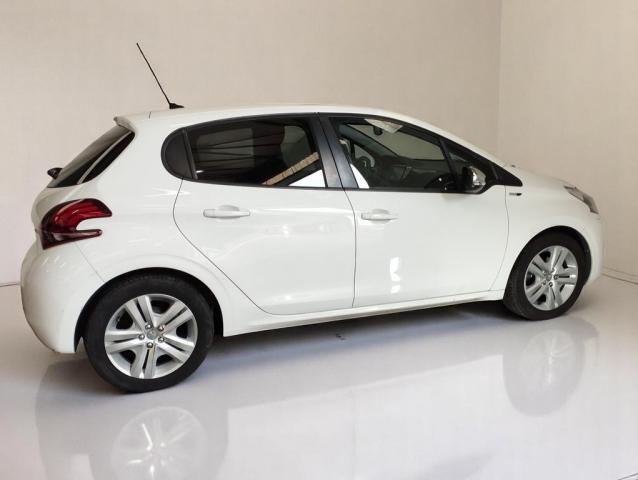 Peugeot 208 image 1