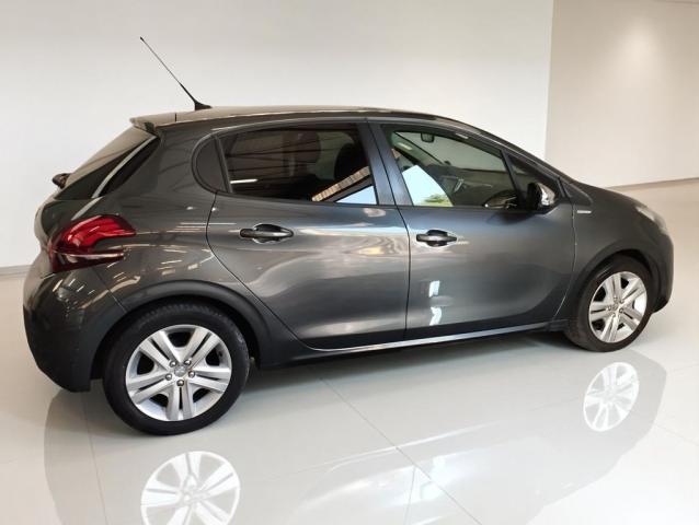 Peugeot 208 image 1
