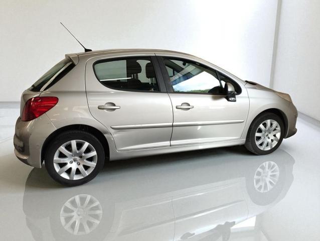Peugeot 207 image 2