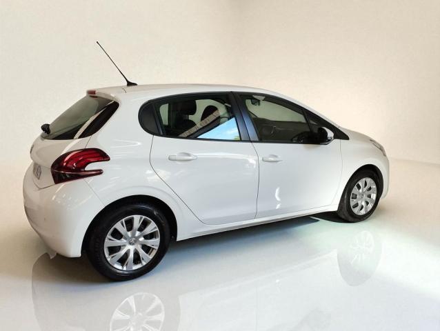 Peugeot 208 image 2