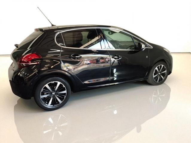 Peugeot 208 image 1