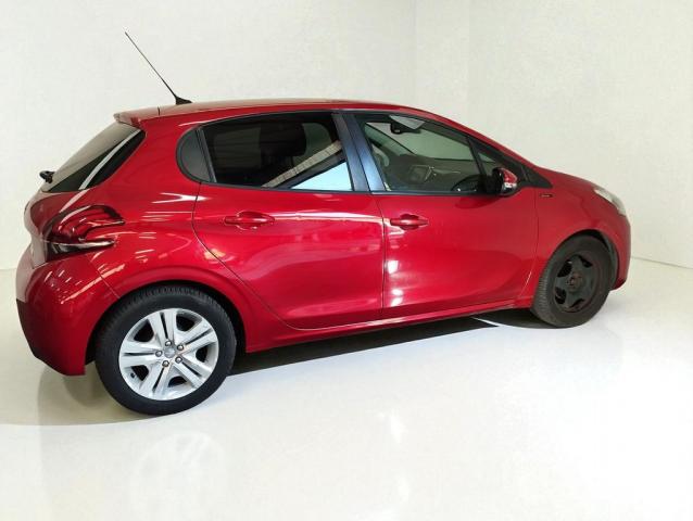 Peugeot 208 image 1