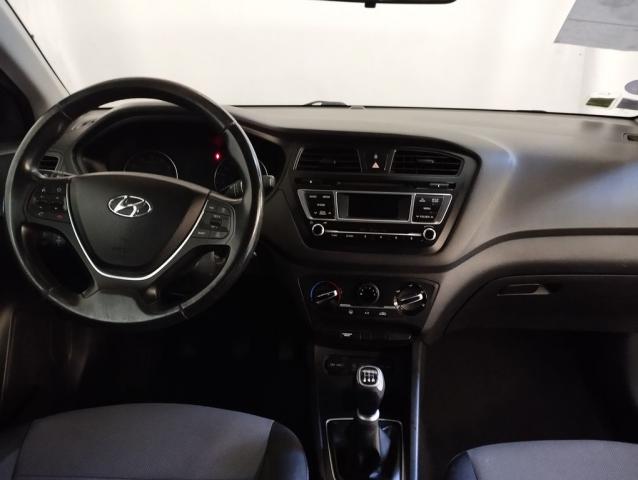 Peugeot 208 image 2
