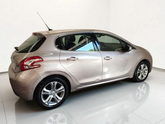 Peugeot 208 image 1
